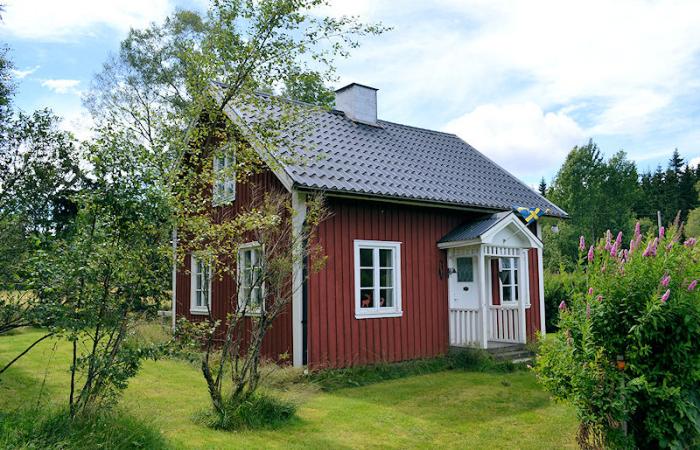 Schweden Immobilien - Vägabo - Schön einsam gelegenes Torphäuschen im tiefen Småland in waldreicher, idyllischer Umgebung mit Seenähe 