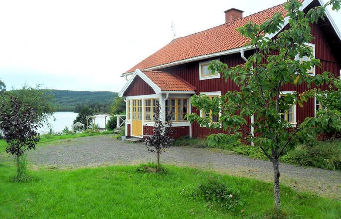 Schweden Immobilien - Klassische Schwedenvilla in einzigartiger Lage am See Östra Örten in Värmland, Echtes Wassergrundstück!