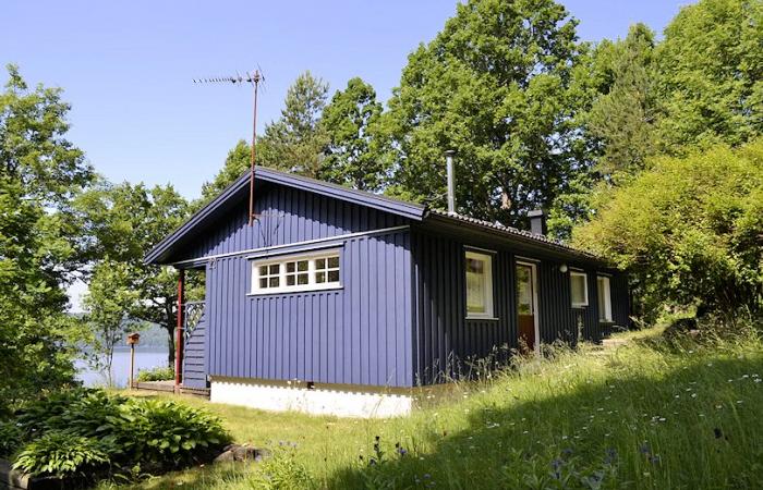 Schweden Immobilien - Ekegården - Ferienhaus in bester Hanglage und unverbaubarem Wasserblick auf den See Mäsen. Ein Traum!