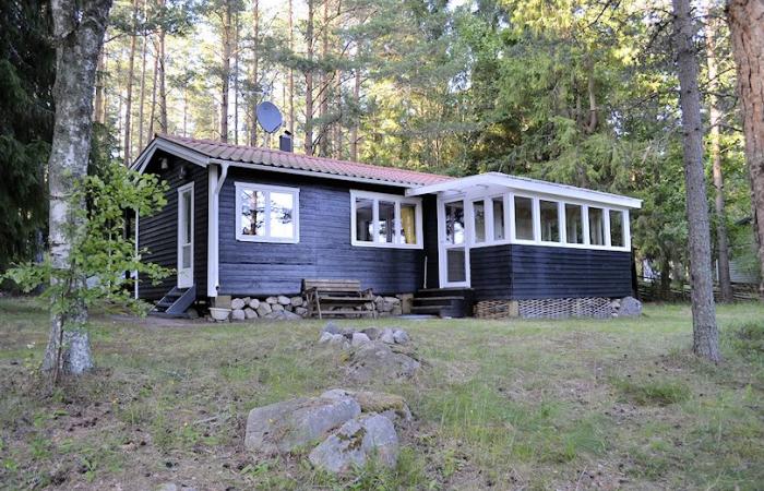 Schweden Immobilien - Lammåsa - ein kleines Ferienhäuschen in uriger Waldlage und Seenähe. Rustikal und gemütlich. Willkommen!