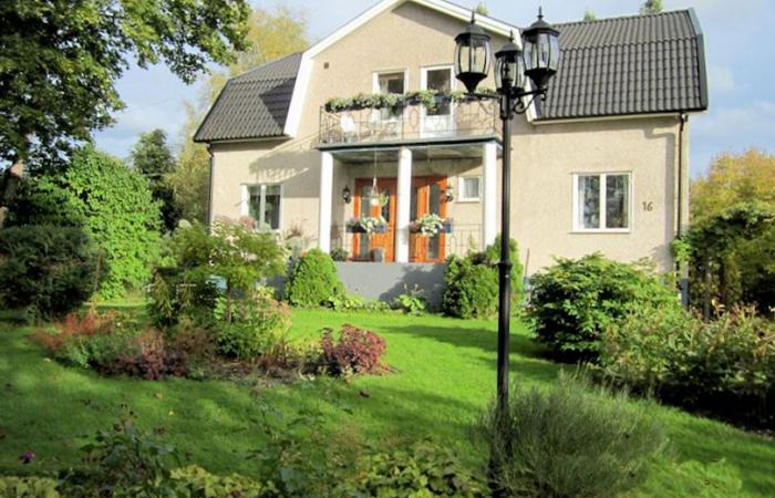 Schweden Immobilien - Klassische Schwedenvilla in Ortsrandlage von Älgarås - Großes Familienhaus zum sensationellen Preis! von nur 61.000 EUR