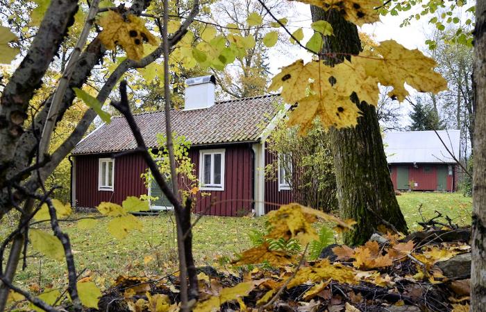 Schweden Immobilien - Strömma Kvarn - Klassische Waldkate. Früheres Müllerhaus nahe den eindrucksvollen Seen UNNEN und BOLMEN. Schön wertvolle Lage!