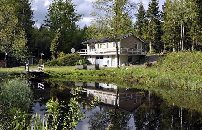 Schweden Immobilien - Willkommen im Paradies Sperlingsholm nahe am Ufer des eindrucksvollen Kalvsjön. Hohe Lebensqualität garantiert!