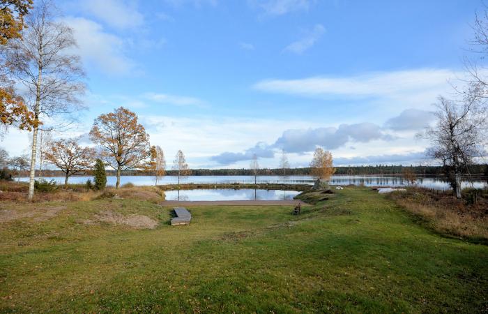 Schweden Immobilien - Holmahult - ein bezahlbares Ferienhäuschen für den kleinen Geldbeutel nahe See Holmasjön / Småland. Seeblick! 