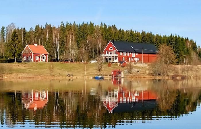 Schweden Immobilien - Västmanland / Mittelschweden. Hier erwartet Sie der schöne Waldhof "Uttersberg" in einzigartiger Natur- & Seelage!