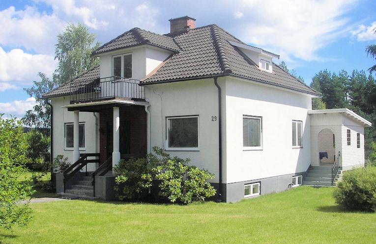 Schweden Immobilien - Klövdala - Eindrucksvolle Schwedenvilla in heller Dorfrandlage und Flussnähe im Herzen von Småland