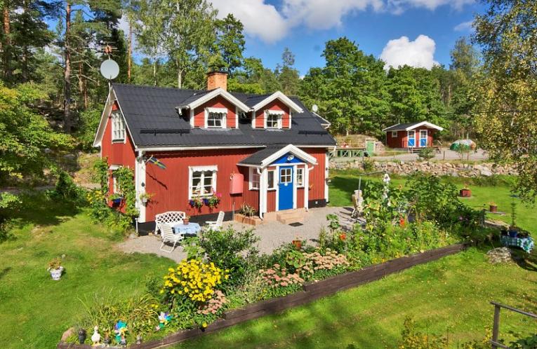Schweden Immobilien - Ländlich, ruhig gelegener ehemaligiger Bauernhof in der Nähe Edsbruks / Ostseeküste