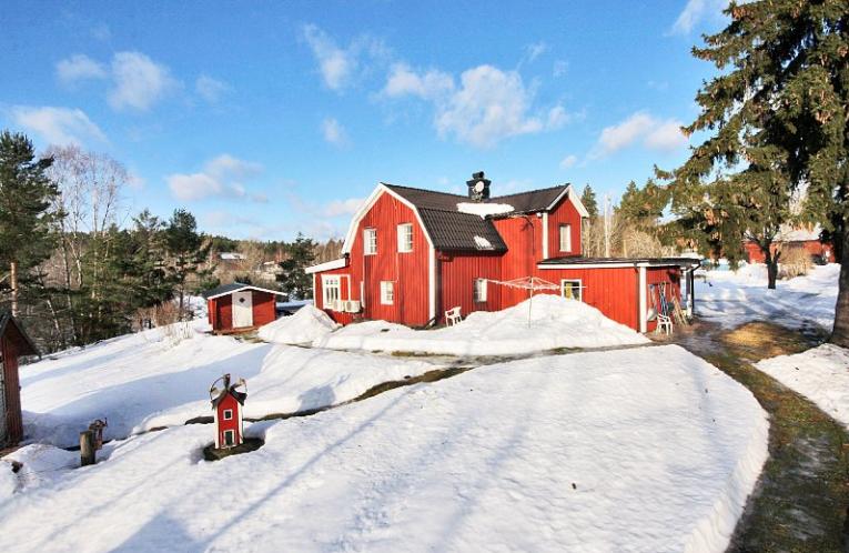 Schweden Immobilien - Hübsches Haus in naturschöner Lage mit einigen Nebengebäuden