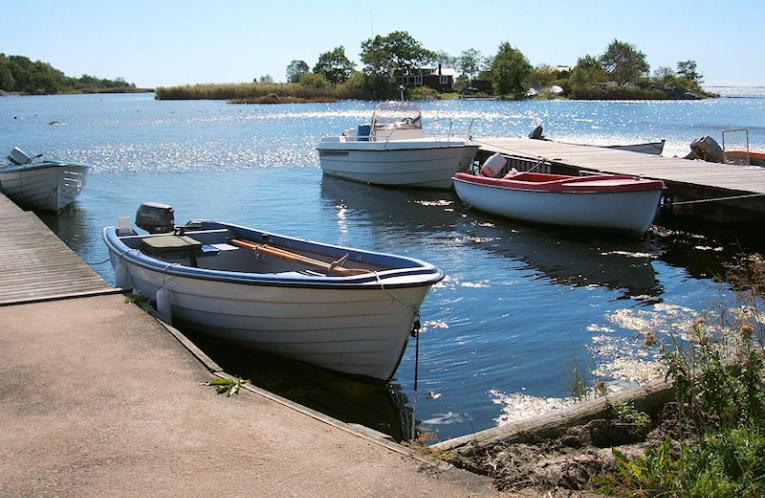 Schweden Immobilien - Spjälkö - Ferienhaus auf schönem Naturgrundstück nur 250 m von der Ostsee entfernt