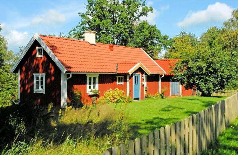 Schweden Immobilien - Norregård - Allerliebste Schwedentorp in ruhiger Randlage eines Minidorfes und zwischen 2 Seen gelegen - Seeblick!