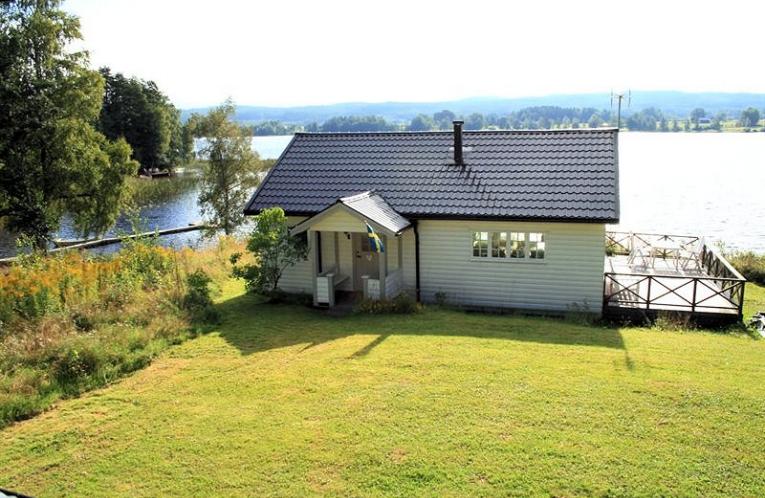 Schweden Immobilien - Super Ferienhaus in bemerkenswerter Wasserlage am See Östra Örten, nördlich von Karlstad