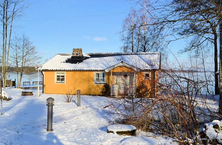Schweden Immobilien - Ferienhaus am legendären Bolmensee auf eigenem, echten Wassergrundstück mit Seebrücke. Ein greifbarer Traum für Sie!