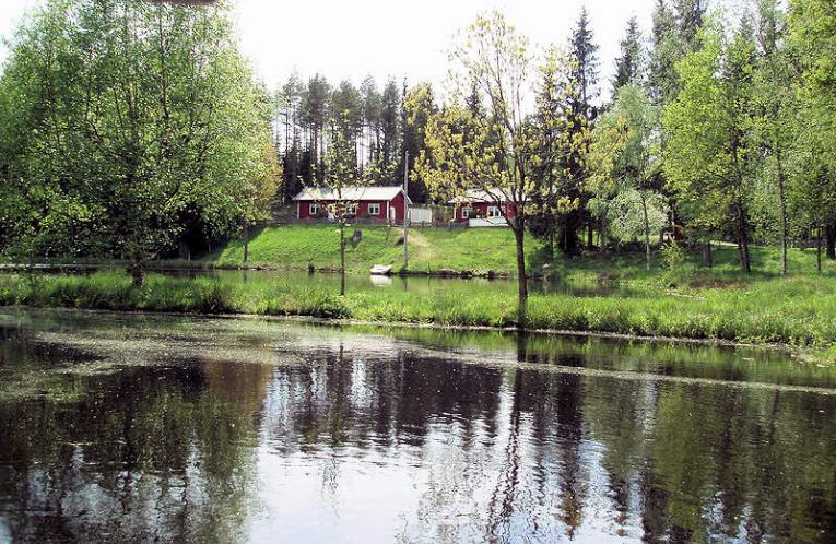 Schweden Immobilien - Immobilienangebot "Rosenbol" - 2 Ferienhäuser auf einem idyllischen Naturgrundstück an kleinem Waldsee gelegen