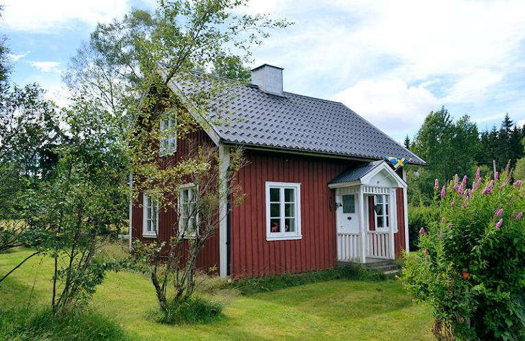 Schweden Immobilien - Vägabo - Schön einsam gelegenes Torphäuschen im tiefen Småland in waldreicher, idyllischer Umgebung mit Seenähe 