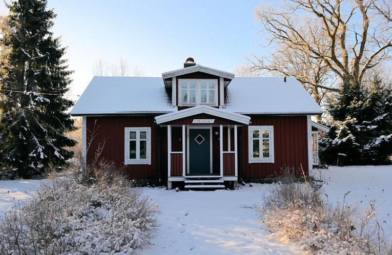 Schweden Immobilien - Vittaryds-Hult - Es erwartet Sie ein wunderbarer Waldhof in idyllischer Naturlage in Småland. Seenähe!