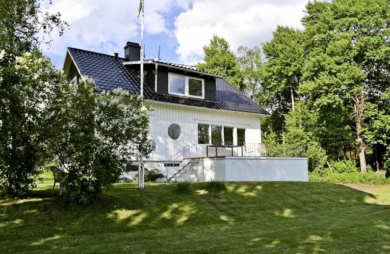 Schweden Immobilien - Wunderbares Ferien- und Festwohnhaus direkt am Kalvsee mit Grundstück nahe am Wasser