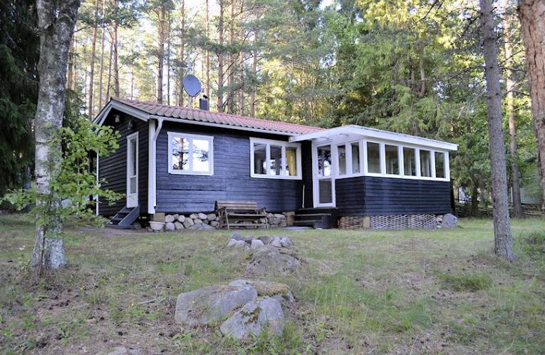Schweden Immobilien - Lammåsa - ein kleines Ferienhäuschen in uriger Waldlage und Seenähe. Rustikal und gemütlich. Willkommen!