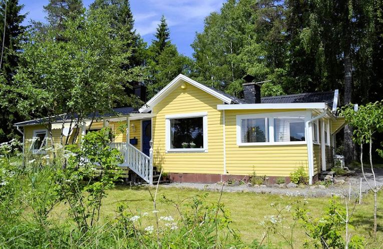 Schweden Immobilien - Älghus - urgemütlicher Schwedenbungalow in idyllischer Grundstückslage. Richtig sehenswert!