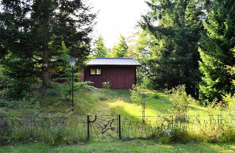 Schweden Immobilien - Gemütliches Ferienhäuschen in schöner Mischwaldlage in behaglicher Eigentümergemeinschaft!