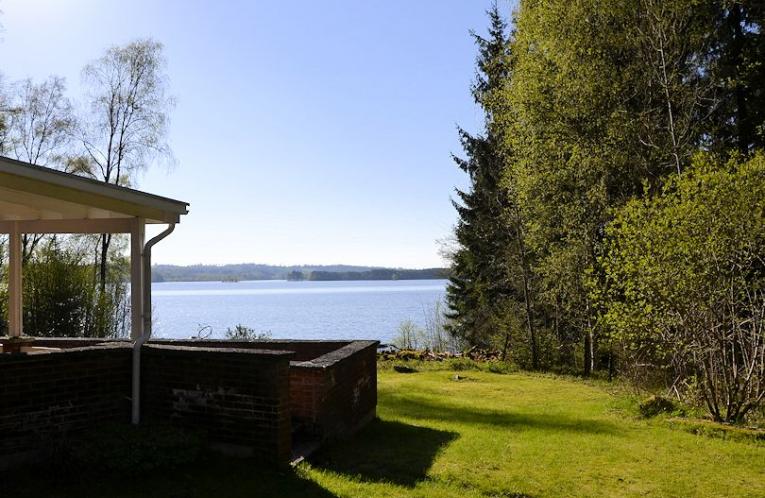Schweden Immobilien - Herrestadsjön - Schwedenvilla direkt am See mit eigenem kleinen Sandstrand und herrlichem Wasserblick!