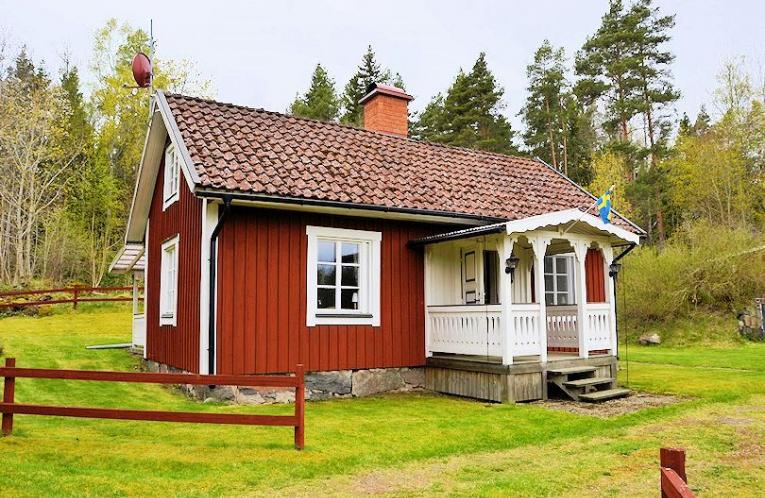 Schweden Immobilien - Klassisches Torphäuschen im kultigen Örtchen Fågelfors - am Rande vor dem Walde