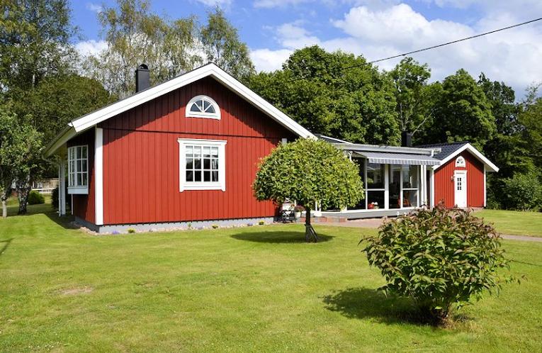 Schweden Immobilien - Galtås - Schwedendörfchen mit viel Charme - und dieser fantastischen Schwedenvilla in lauschiger Landlage + Seenähe!