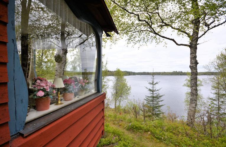 Schweden Immobilien - Sjömillan - Ferienhaus in besonders schöner Wasserlage mit eigenem Ufer am See "Juven". Das Vergnügen!