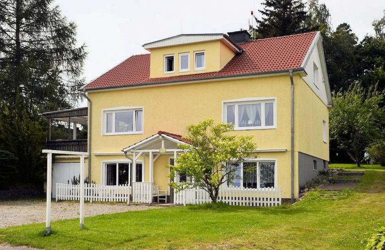 Schweden Immobilien - Vegby - Eindrucksvolles Permanentwohnhaus nahe See Sämsjön mit 2 Einliegerwohnungen zur Vermietung an Feriengäste. Sehr interessant! 