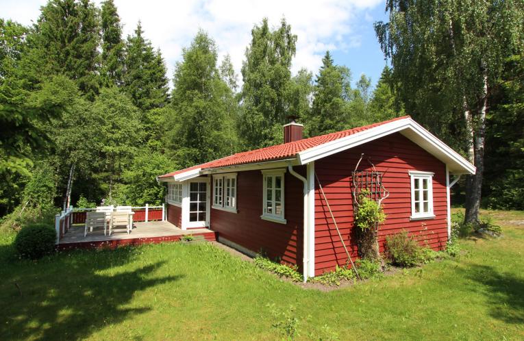 Schweden Immobilien - Kronoberg - Smartes Ferienhäuschen in idyllischer Wiesen- und Waldlage nahe See Gravlången. Familiennest!