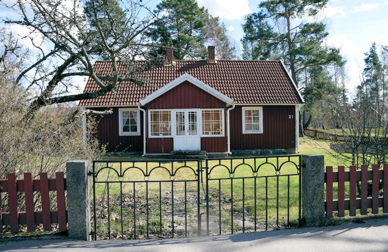 Schweden Immobilien - Klassisches Ferien- und Festwohnhaus in der Miniortschaft Lindås nahe Emmaboda in Småland. Schwedenliebe!