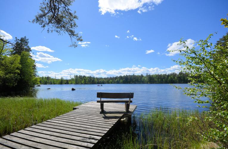 Schweden Immobilien - Småland, das leise Ziel vieler Romantiker. Statt höher, schneller, weiter, einfach am See Örsjön mal runterfahren und sich fallenlassen!